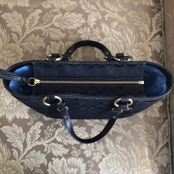 Black Handbag - Picture 4 of 4